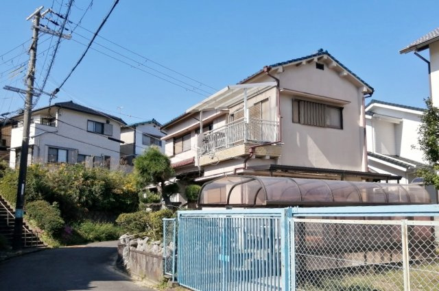 岸和田市尾生町　戸建の外観|バス通りから住宅街に入る南側道路