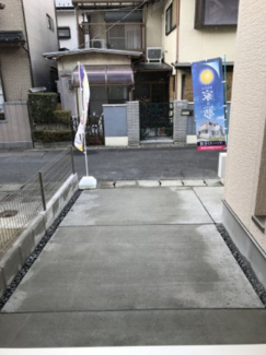 【駐車場】 | 前面道路は4.42ｍとなります。
車は家の前に1台可能です。
