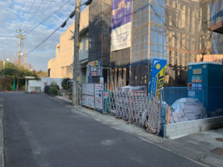 【前面道路含む現地写真】 | 前面道路になります。突き当たりが平和堂の入り口です。