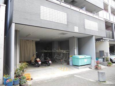 ピースフル二条のエントランス