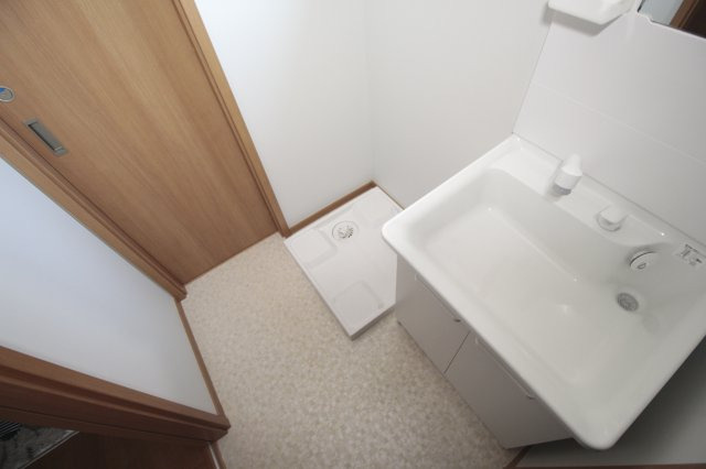 【洗面所】 | AQUE11 | 洗濯機置き場は室内にございます♪
