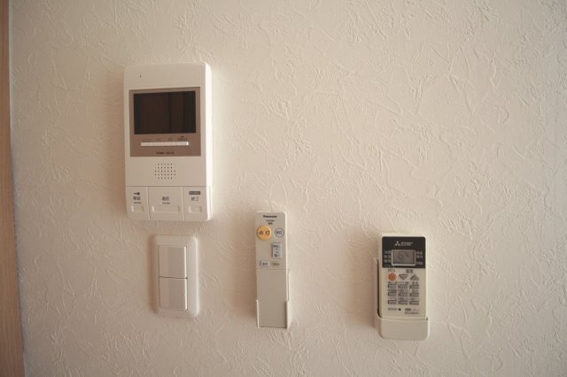 【セキュリティ】 | AQUE11 | TV付インターフォンは来訪者のお顔が確認できて安心ですね♪
