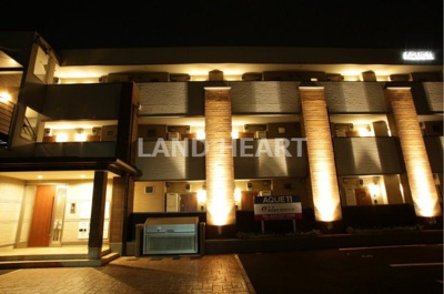 【外観】 | AQUE11 | 夜の外観も気になるポイント♪