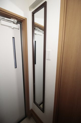 【設備】 | AQUE11 | 玄関に鏡付きなのでお出掛け前の最終チェックができます♪
