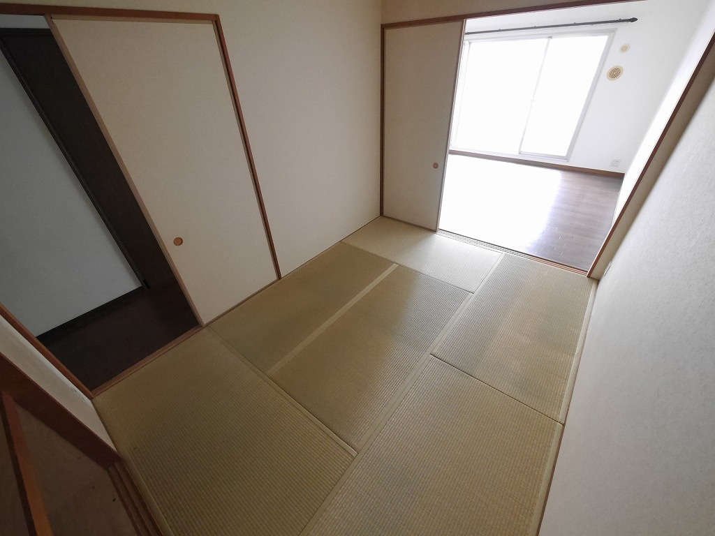 オーズタウンウエストスクエアⅣ番館の和室