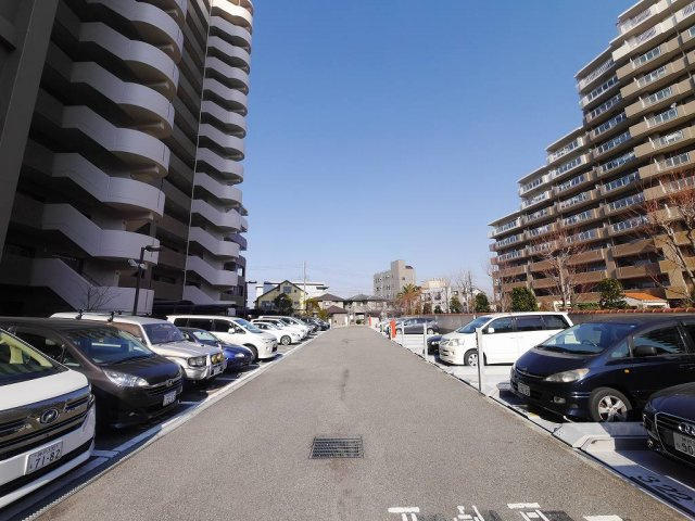 オーズタウンウエストスクエアⅣ番館の駐車場