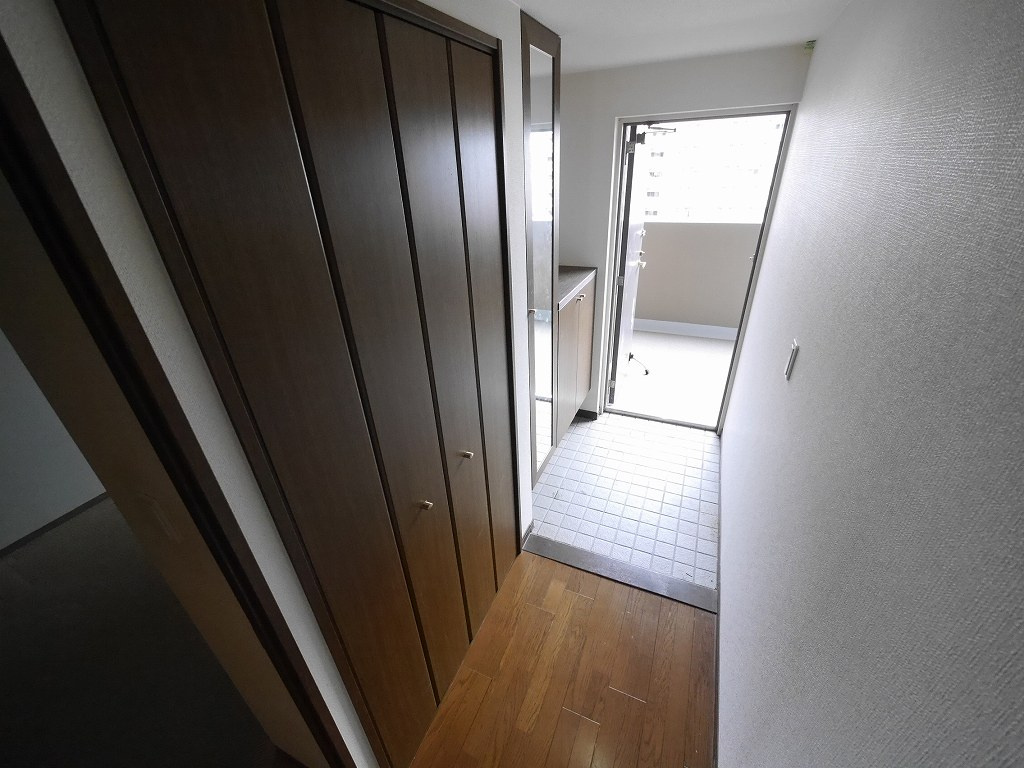 オーズタウンウエストスクエアⅣ番館の玄関
