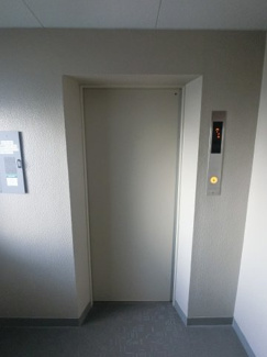 【その他共用部分】 | お買い物時やベビーカーの出し入れに便利なエレベーター付です。