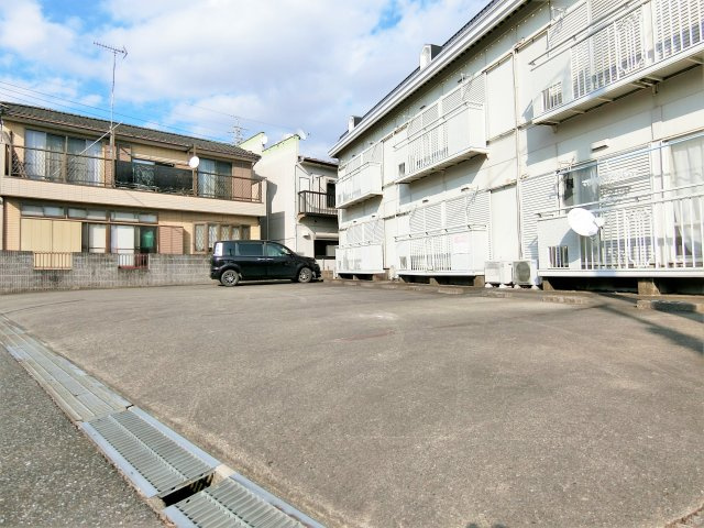 モアクレスト明光の駐車場