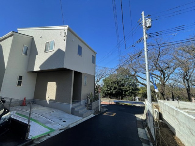 【前面道路含む現地写真】 | 仲介手数料無料　多摩市聖ヶ丘5丁目新築戸建て3棟　３号棟