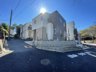 【前面道路含む現地写真】 | 仲介手数料無料　多摩市聖ヶ丘5丁目新築戸建て3棟　３号棟