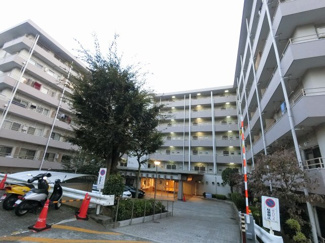【外観】 | 総戸数２７７戸、１９７１年８月築、平成２２年大規模修繕工事済です♪