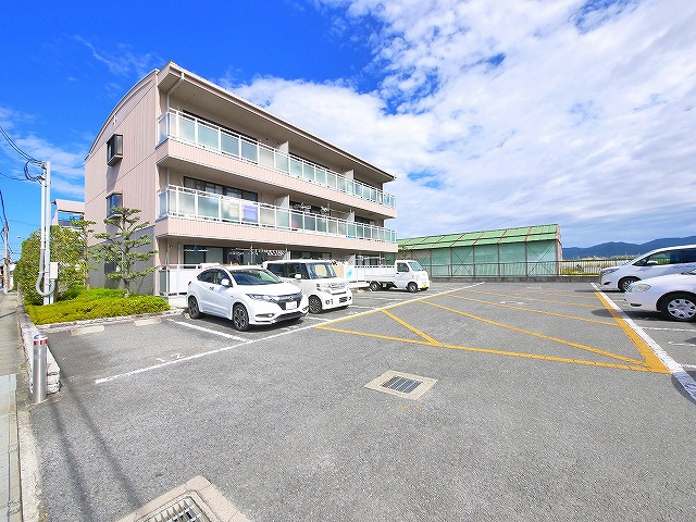 セゾンルヴィエールBの駐車場|駐車場があるので、車を買う予定の方も安心です