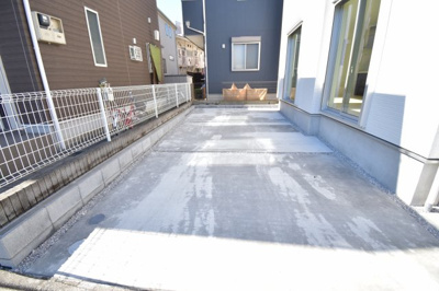 【駐車場】 | 多摩市一ノ宮　第９期 | 車好きのパパにはうれしい広さのカースペース、休日には自慢の愛車を思う存分メンテナンス。