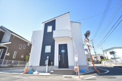 【外観】 | 多摩市一ノ宮　第９期 | 最寄り駅徒歩9分、北東角地の陽当たり良好な邸宅です。目を引くスタイリッシュな外観です。