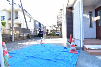 【駐車場】 | 国分寺市泉町１丁目 | 玄関横の駐車スペースは買い物帰りで荷物が多くても楽ですね。前面道路も広いので車庫入れもしやすいです。