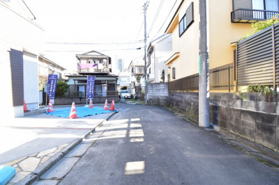 【前面道路含む現地写真】 | 国分寺市泉町１丁目 | 前面道路は閑静な住宅地の通りとなるため、車通りは多くありません。 安心して車庫入れ可能。