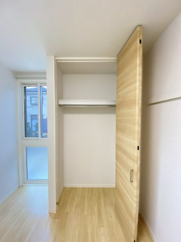 【寝室】 | グリーンメゾン【SHM】 | 角部屋二面採光のお部屋です！ウォークインクローゼット付でお洋服やお荷物の多い方もお部屋が片付いて快適に過ごせますね♪