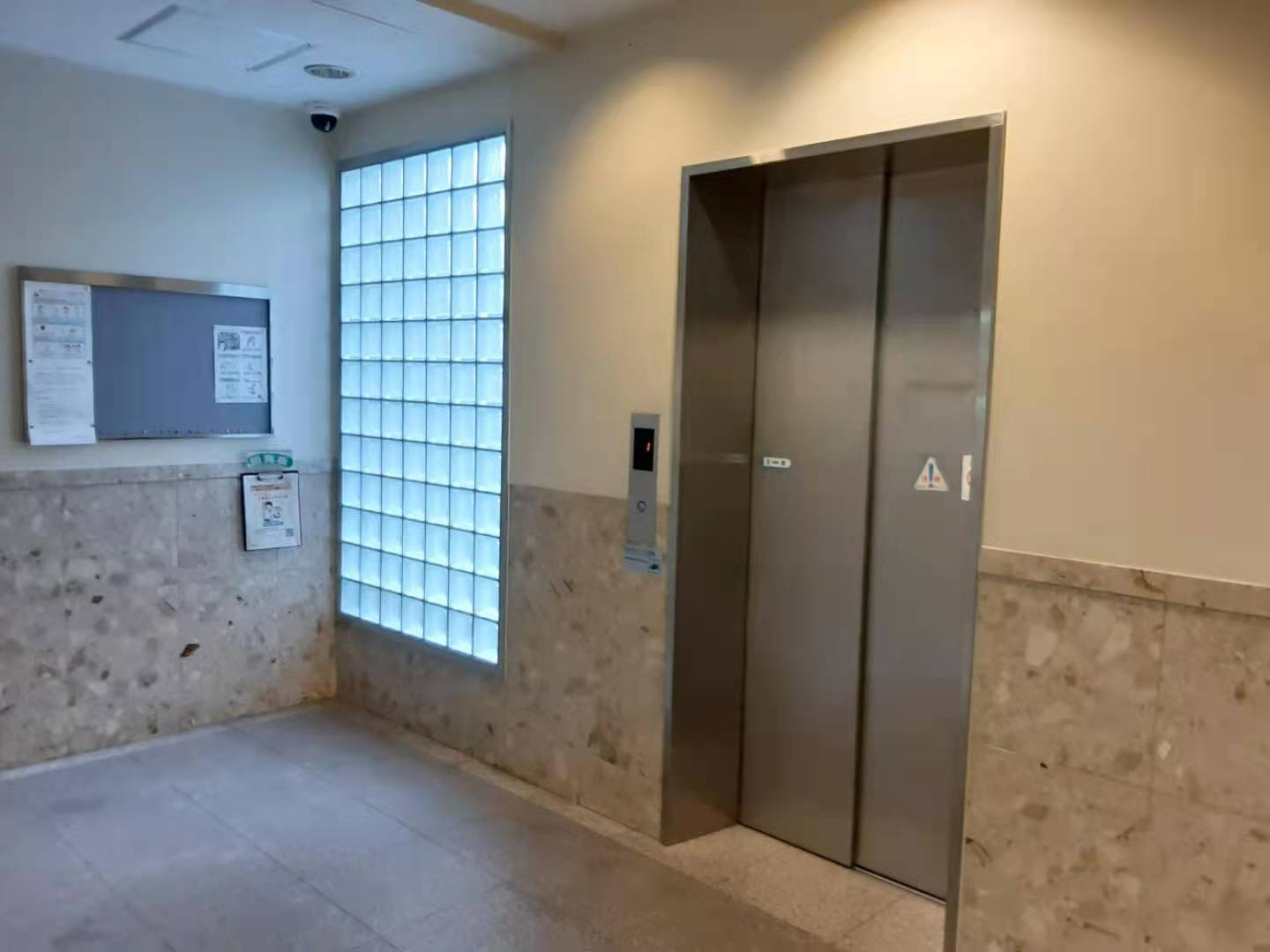 エスリード千林駅前のその他共用部分|エレベーター前はガラスブロックで明るいです。