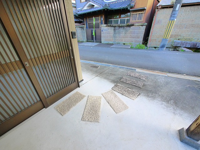 櫟本町戸建（2080-2）の駐車場|カースペースがあります