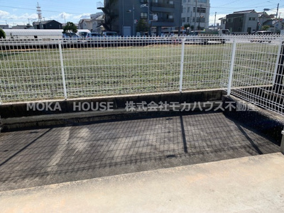 【庭】 | ヴェルロール西今宿 | 開放的で明るい空間を演出してくれるバルコニーです