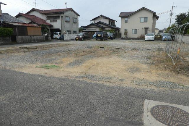 倉敷市茶屋町早沖のアパートの駐車場|２台目駐車場（道向かい）