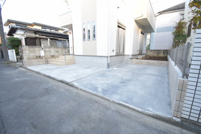【駐車場】 | 日野落川Ⅱ　 | カースペース2台分あります。玄関横の駐車スペースは買い物帰りで荷物が多くても楽ですね。