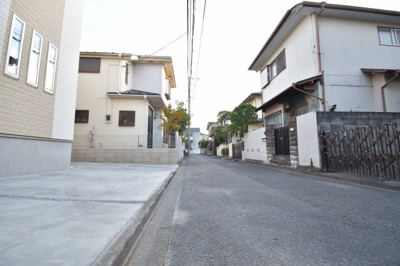 【前面道路含む現地写真】 | 日野落川Ⅱ　 | 前面道路は閑静な住宅地の通りとなるため、車通りは多くありません。 安心して車庫入れ可能。