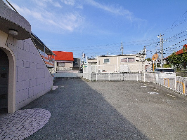 ガーデンプレイスおしくまの駐車場|カースペースがあります