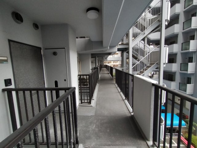 【その他共用部分】 | コスモ鶴見緑地 | 玄関前の通路です。