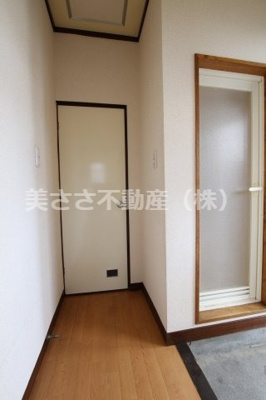 【その他】 | MITAMAコーポ | 右側：お風呂　左側：トイレ