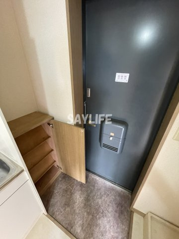 ガリューコート菱屋西の玄関