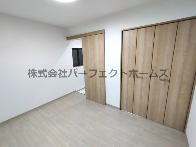 高野道1丁目中古戸建の寝室|開放的な寝室です