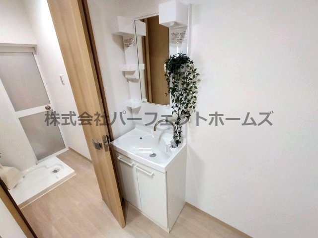 高野道1丁目中古戸建の独立洗面台|独立洗面台、小物を置くことができて便利です