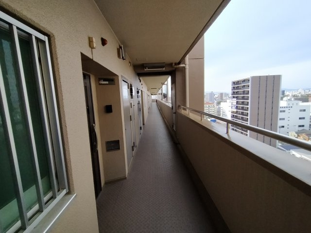 鶴見緑地コーポのその他共用部分|玄関前通路です。