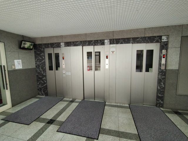 鶴見緑地コーポのその他共用部分|エレベーターは3基あるので混雑時も安心ですね♪