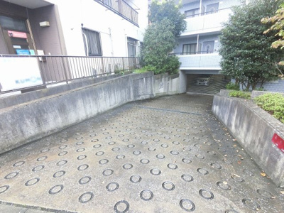 【駐車場】 | リベルテ石川町弐番館 | 平置駐車場入口です。