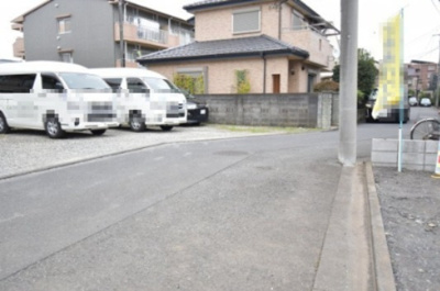 【前面道路含む現地写真】 | 府中市西府町 | 前面道路は閑静な住宅地の通りとなるため、車通りは多くありません。 安心して車庫入れ可能。