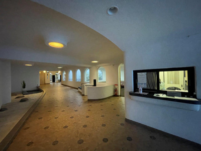 【エントランス】 | 芦屋アーバンライフ | フロントのあるエントランスロビー