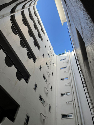 【その他共用部分】 | 芦屋アーバンライフ | 中庭から空を望む