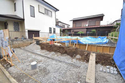 【駐車場】 | 東村山市恩多町3丁目 | 玄関前の駐車スペースは買い物帰りで荷物が多くても楽ですね。前面道路も広いので車庫入れもしやすいです。