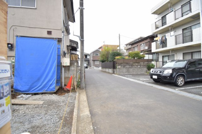 【前面道路含む現地写真】 | 東村山市恩多町3丁目 | 前面道路は閑静な住宅地の通りとなるため、車通りは多くありません。 安心して車庫入れ可能。
