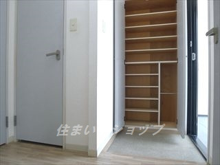 広島市安佐北区深川１丁目のアパートの玄関|大型シューズボックス