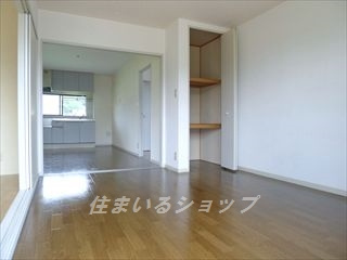 広島市安佐北区深川１丁目のアパートの居間・リビング