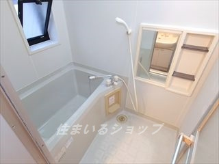 広島市安佐北区深川１丁目のアパートの浴室|窓あり