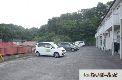 【駐車場】 | グリーンハイツ吉本 | 広い区画の駐車場はお車の取り回しもらくちん！