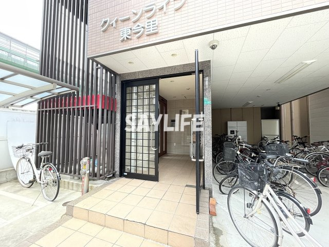 クイーンライフ東今里のエントランス