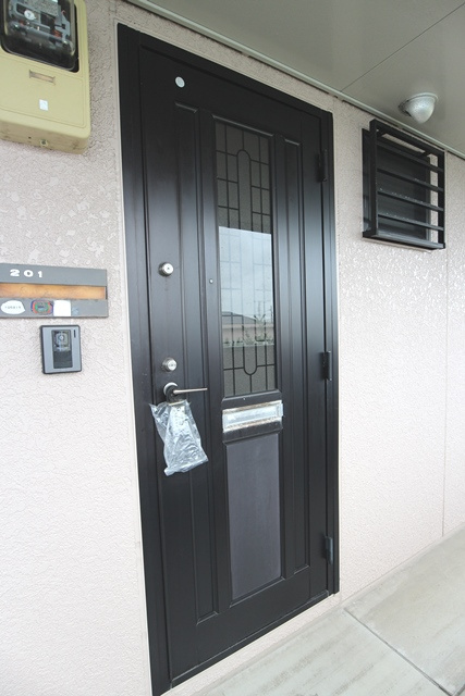 セゾンコート壱番館【キャッシュバック対象物件】の玄関|明るい玄関です