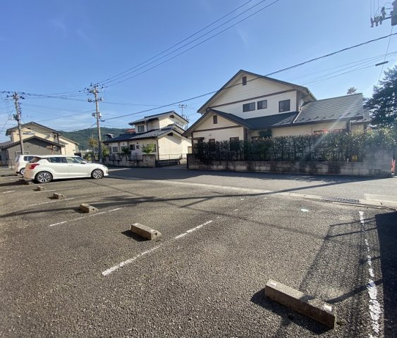 コーポラス白坂の駐車場