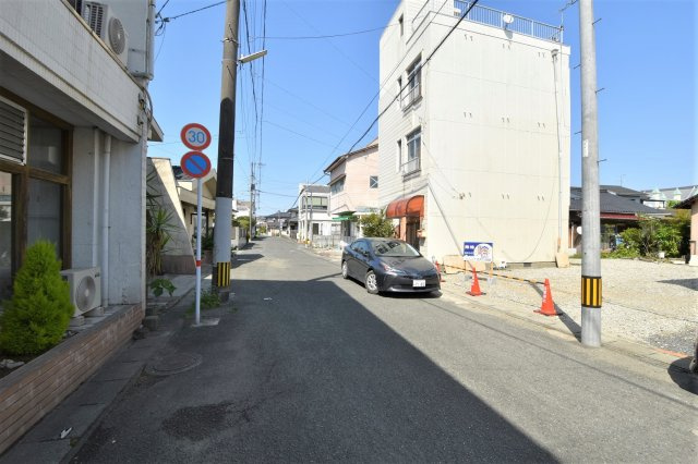 八幡町土地の前面道路含む現地写真